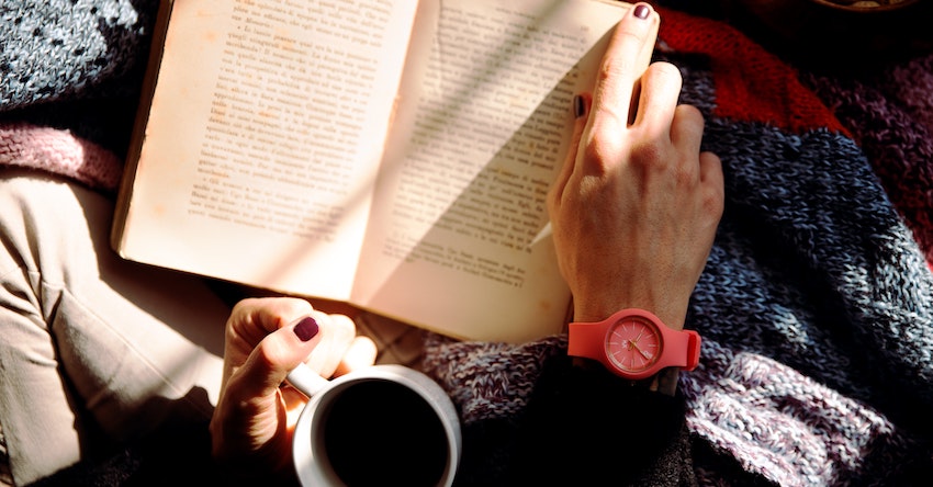 mujer lee libro con café para blog sobre libros cristianos para madres para el día de la madre