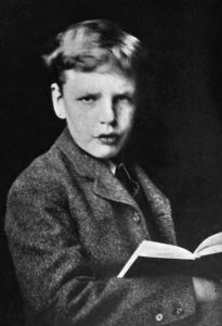 Retrato de Gilbert Keith Chesterton con 13 años en blanco y negro, sostiene un libro en las manos