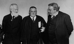 Fotografía histórica en blanco y negro de George Bernard Shaw, Hilaire Belloc y G. K. Chesterton