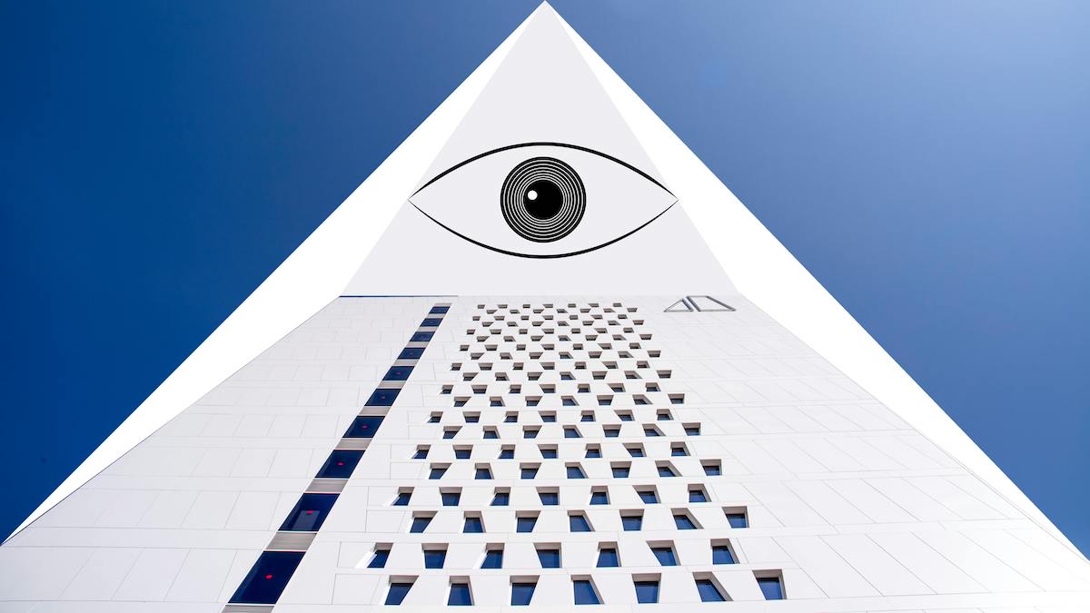ojo tipo illuminati en un edificio piramidal blanco y negro mirando hacia el cielo para blog sobre el miedo a la conspiración
