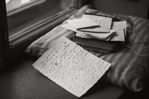 cartas antiguas al lado de una ventana para ilustrar blog sobre david brainerd y su diario misionero