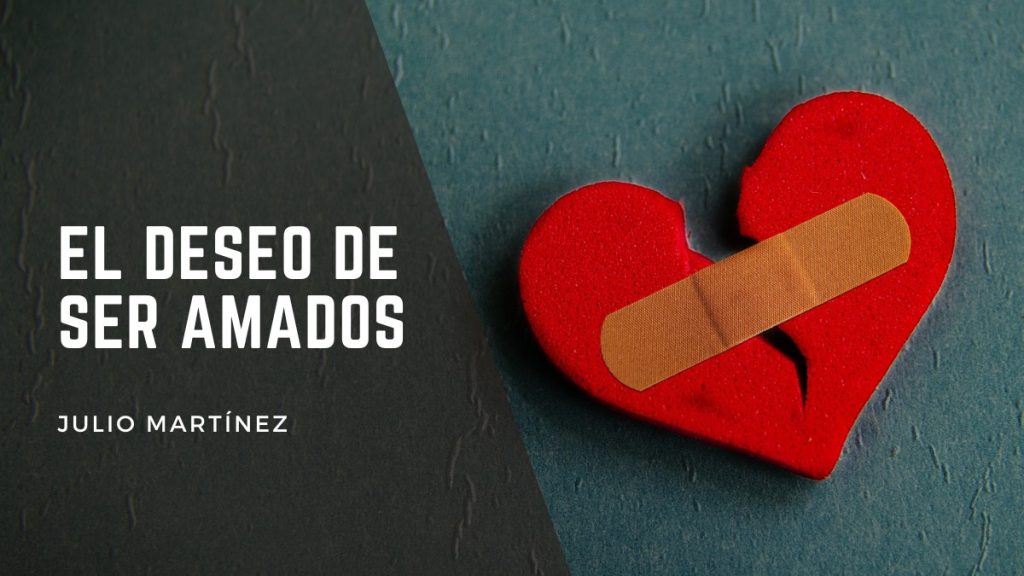 corazón de fieltro rojo roto con una tirita arreglándolo sobre fondo oscuro para ilustrar blog sobre el deseo de ser amados