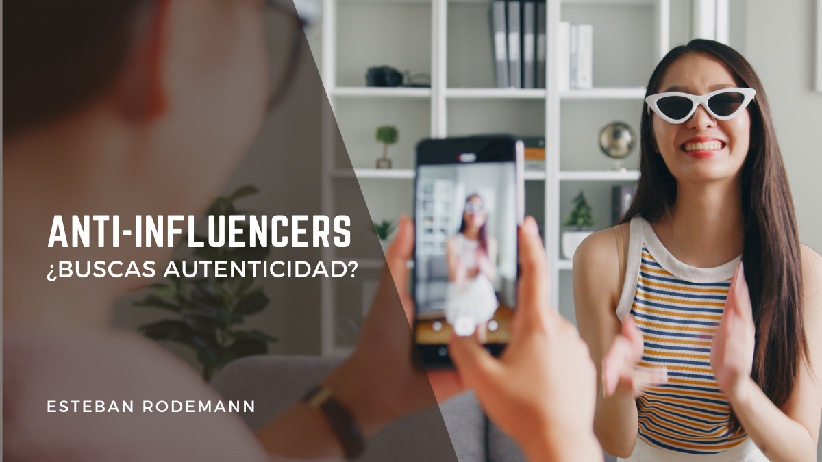 chica joven pelo largo liso castaño sonriente con gafas de sol en interior con alguien grabando con el movil para un reel o tiktok redes sociales para blog sobre anti-influencers buscas autenticidad devocional cristiano