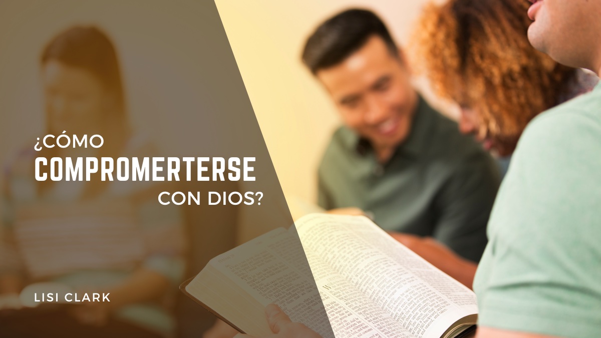 cuatro personas reunidas en un estudio bíblico compartiendo con biblia abierta para ilustrar blog sobre como comprometerse con Dios