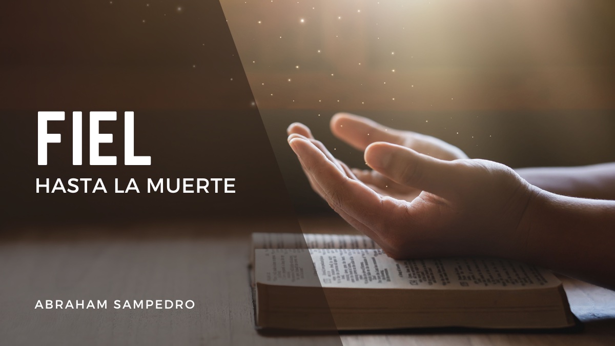 manos abiertas sobre una biblia con luz superior iluminando para ilustrar blog sobre apocalipsis 2:10 se fiel hasta la muerte