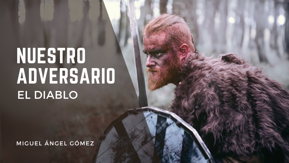 hombre disfrazado de vikingo con barba pintura roja y negra en la cara vestido de piel y espada y escudo agachado en bosque para ilustrar blog sobre nuestro adversario el diablo