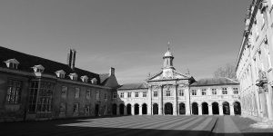 Vista de la plaza frontal de Emannuel College en Cambridge para ilustrar blog sobre Jeremiah Burroughs que estudió allí