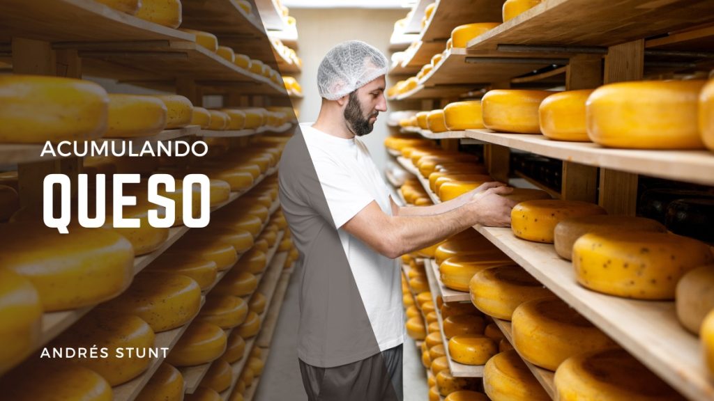 hombre con barba y camiseta blanca y gorro blanco revisa quesos en gran almacén para blog devocional sobre el versículo de Salmos de grosura sera saciada mi alma