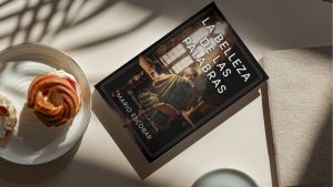 banner con portada del libro de mario escobar de la bella de las palabras sobre la vida de juan de valdés en un ambiente de merienda