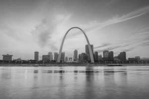 la ciudad de san luis misuri en el horizonte con su arco singular con rio mississippi delante