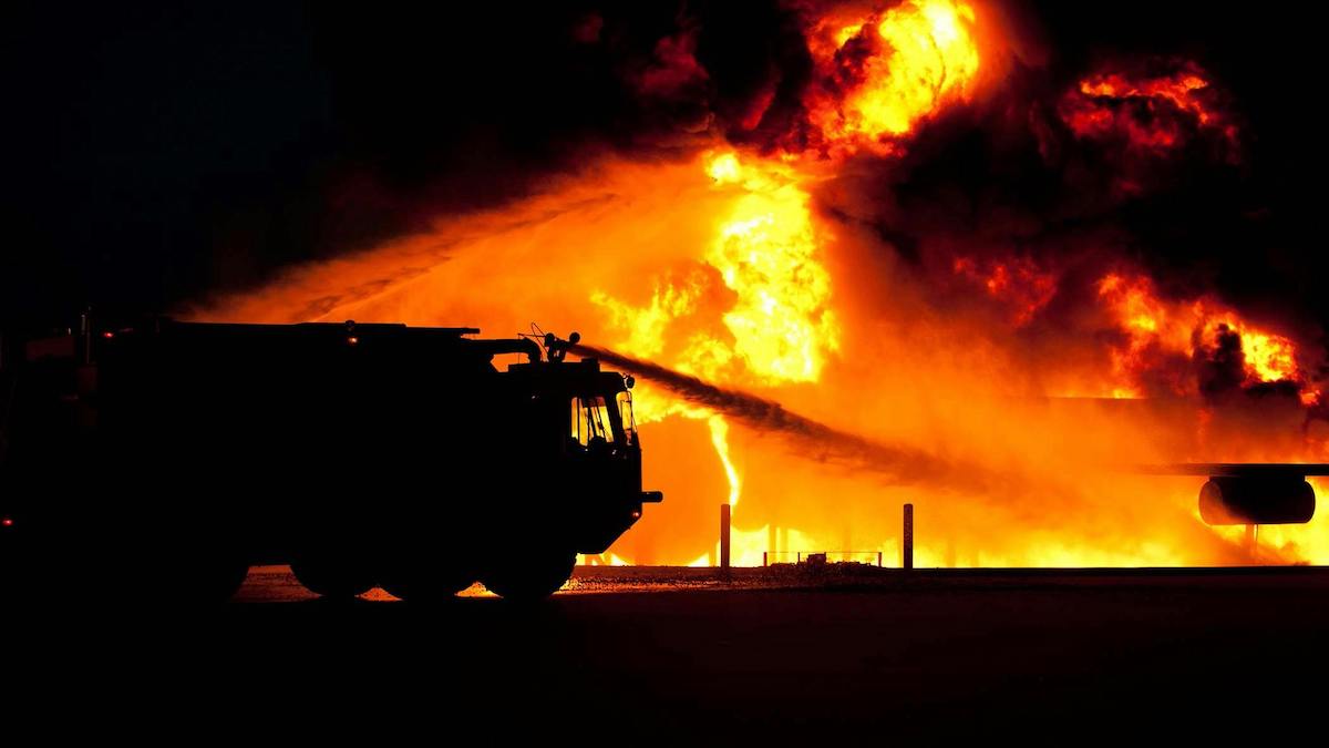 camión de bomberos e incendio llamas en la noche para blog salvados de entre las llamas y la declaración de jesús yo soy la resurrección y la vida