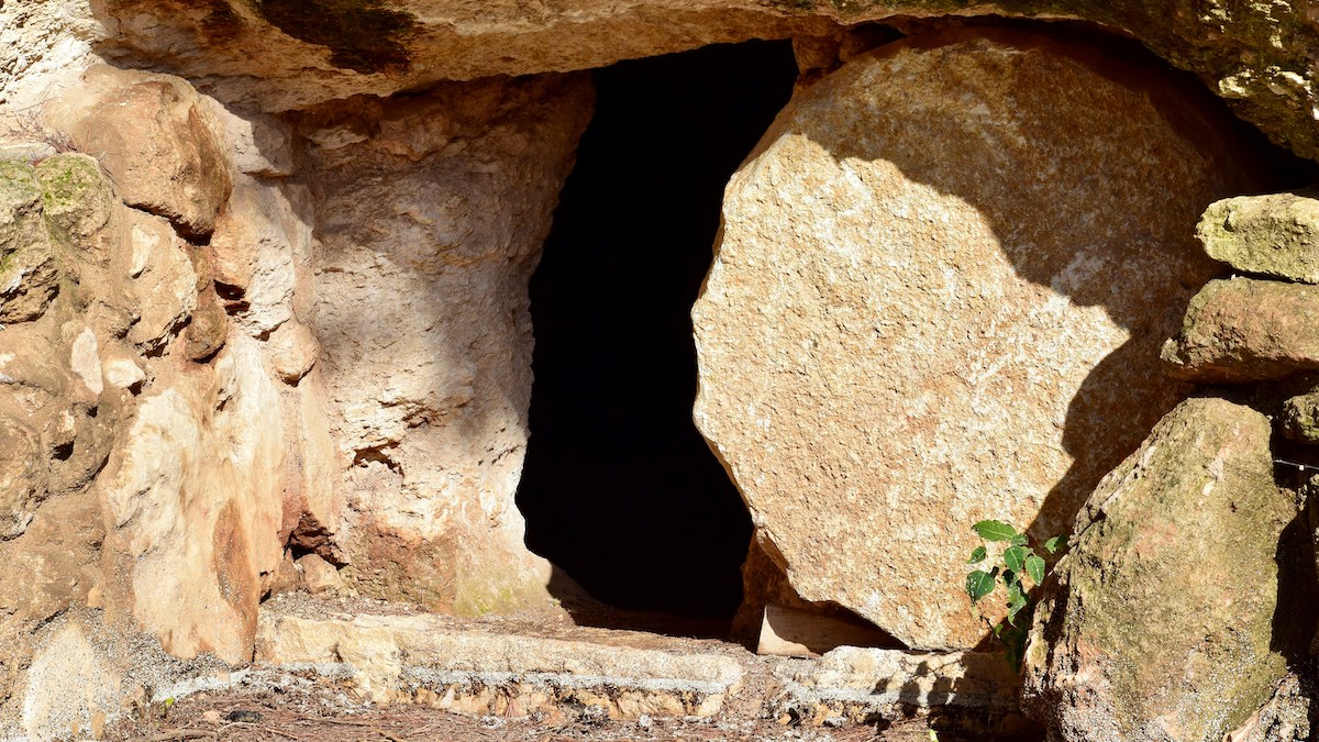 foto de una tumba de tipo cueva con la piedra removida para blog sobre la resurrección de Jesús y cómo la vivimos los cristianos