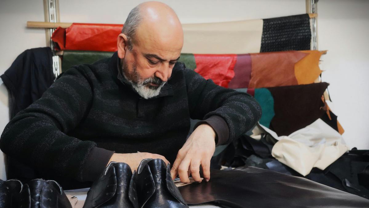 zapatero de mediana edad recorta material para fabricar zapatos para blog sobre hacedlo todo para la gloria de Dios