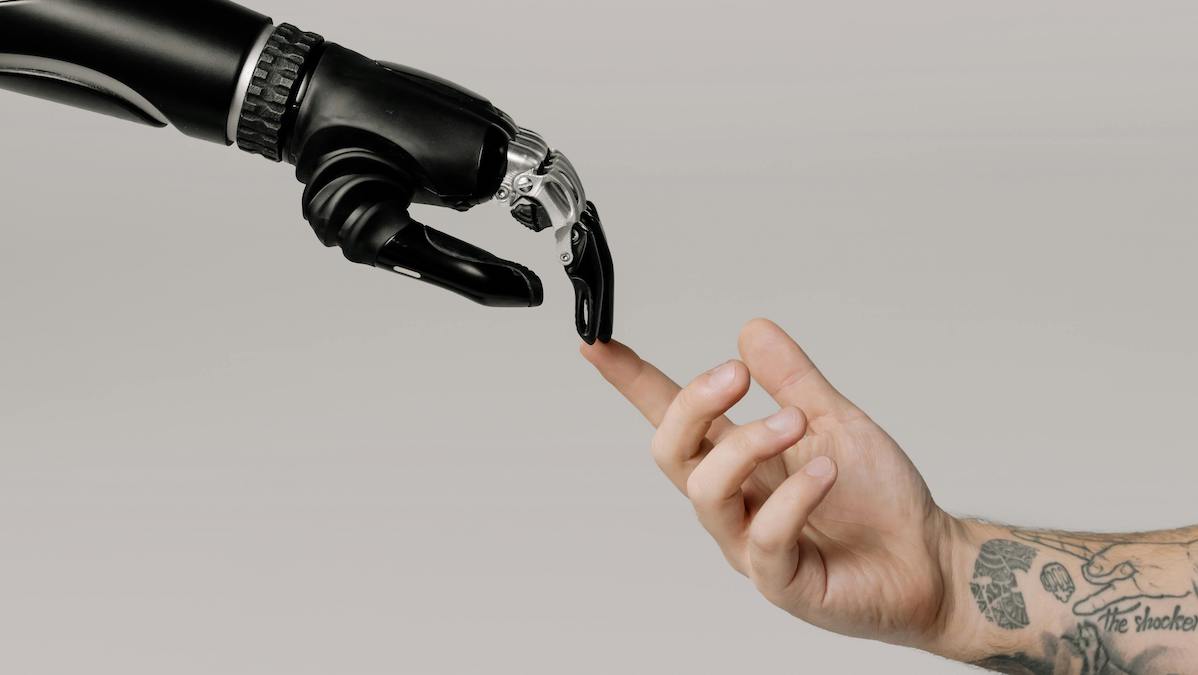indice de mano robótica toca dedo indice de mano masculina humana para blog sobre inteligencia artificial y dios
