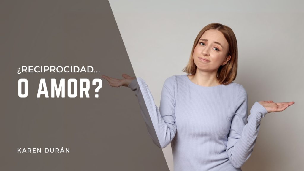 joven mujer con jersey con gesto de plantearse varias opciones para blog sobre reprochad o amor